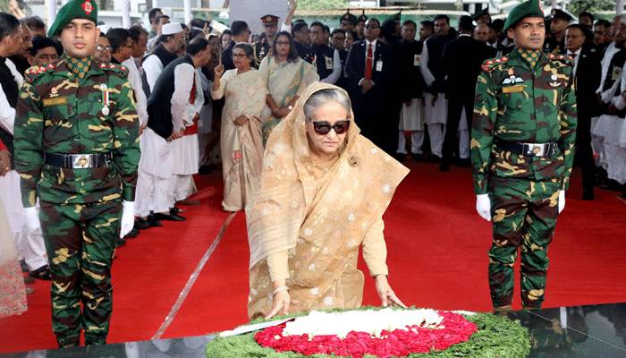 বঙ্গবন্ধুর প্রতিকৃতিতে প্রধানমন্ত্রীর শ্রদ্ধা