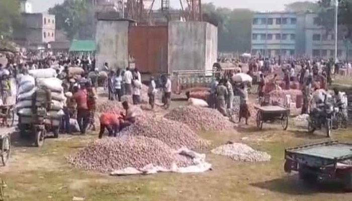 করোনা আতঙ্কের মধ্যেও জমজমাট পেঁয়াজের হাট