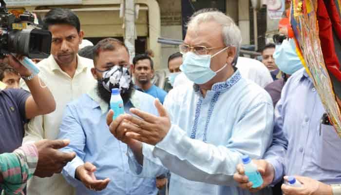 বিএনপির মাস্ক ও হ্যান্ড স্যানিটাইজার বিতরণ