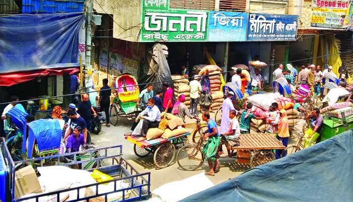 কেনাকাটার তোড়ে দাম বেড়েছে নিত্যপণ্যের