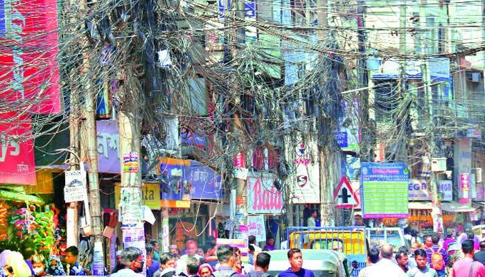 একদিকে পাতাল বিদ্যুৎ, অন্যদিকে তারের জঞ্জাল