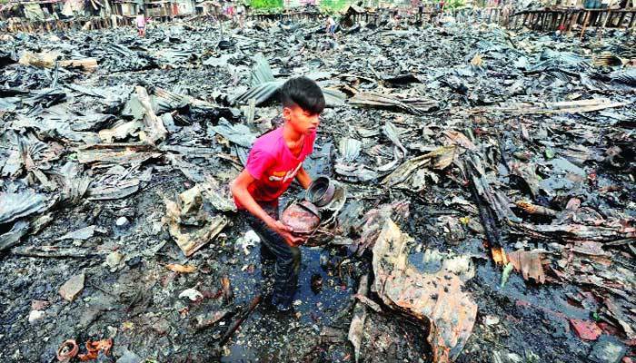 ধ্বংসস্তূপ থেকে ঘুরে দাঁড়ানোর চেষ্টা