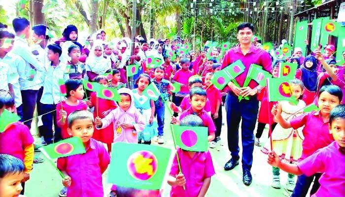 আলো ছড়াচ্ছে আরিফের স্কুল ও পাঠাগার