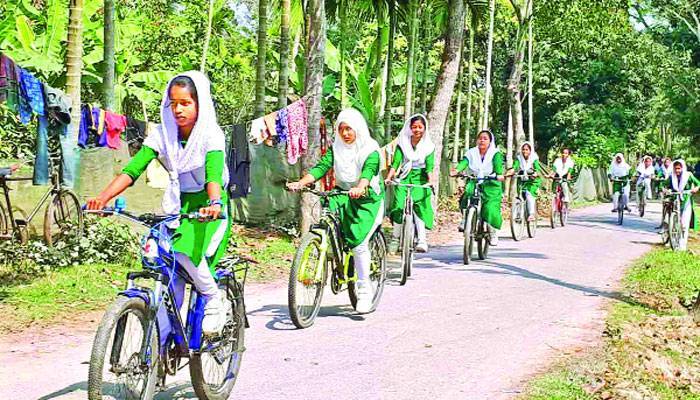 সাইকেল বালিকায় বদলে যাচ্ছে গ্রামের শিক্ষা