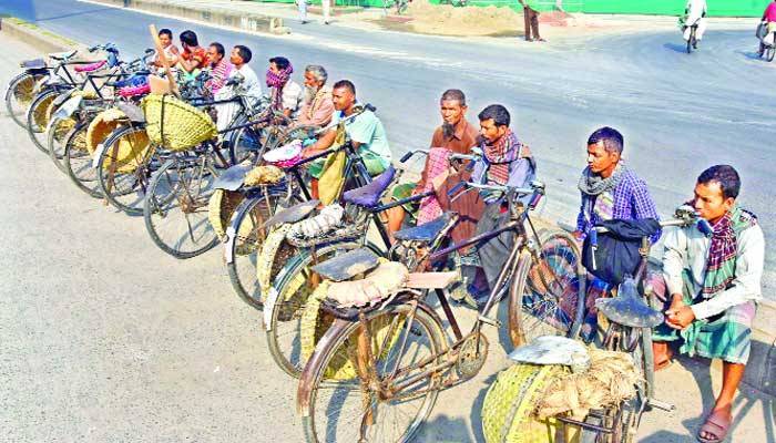 কোথাও কোনো কাজ নেই দিশেহারা শ্রমজীবী মানুষ