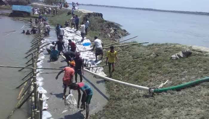 আশাশুনিতে বেঁড়িবাধ ভেঙে নদীগর্ভে বিলীন