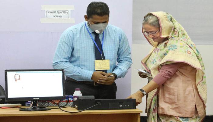 সিটি কলেজ কেন্দ্রে ভোট দিলেন প্রধানমন্ত্রী