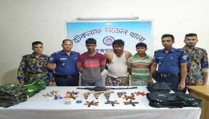রোহিঙ্গা ‘ডাকাতের’ কাছে মিলল সেনাবাহিনী-র‌্যাবের পোশাক