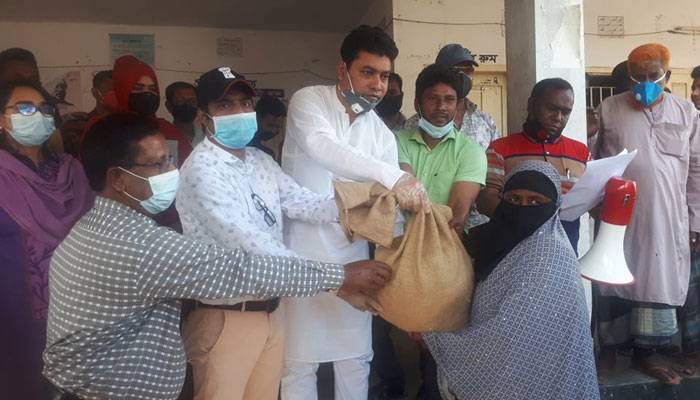 ঈশ্বরগঞ্জে কর্মহীনদের মাঝে খাদ্যসামগ্রী বিতরণ