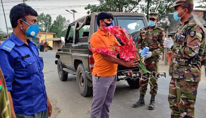 পথচারীদের হাতে ফুল দিয়ে বাড়ি ফেরার অনুরোধ সেনা সদস্যদের