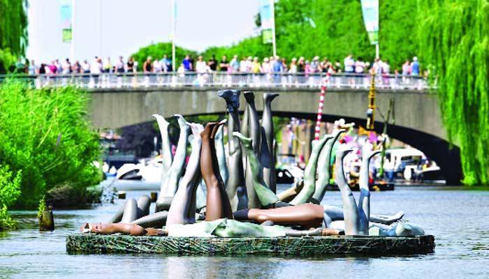 ক্যানভাসের চরিত্রের ভাসমান প্রদর্শনী