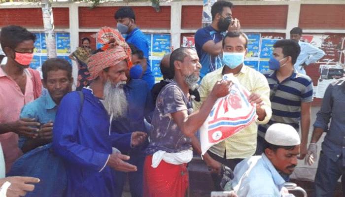 ঢাবি ছাত্রদলের উদ্যোগে দুস্থ ব্যক্তিদের মধ্যে খাবার বিতরণ