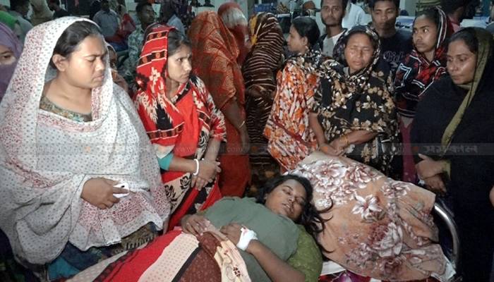 পরীক্ষা শেষে নামতেই ছাত্রীকে কাঁটা-কম্পাস দিয়ে জখম
