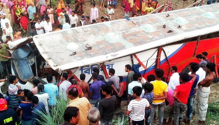 তিন গাড়িকে কাটাতে গিয়ে যাত্রীসহ ২৫ ফুট নিচে বাস