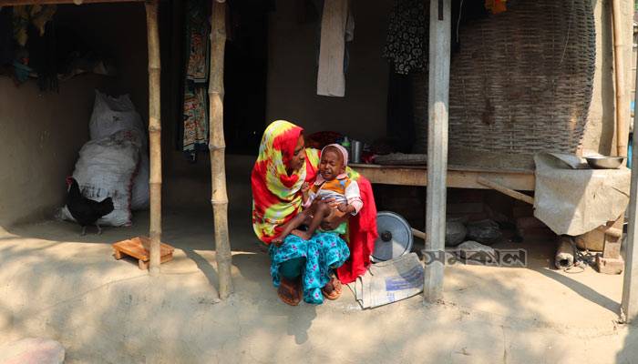 সন্তান প্রতিবন্ধী হওয়ায় স্বামীর ঘরে ঠাঁই হয়নি দুলালীর