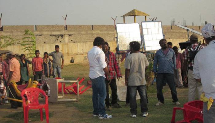 সেটের শ্রমিকদের পাশে বলিউড নির্মাতারা