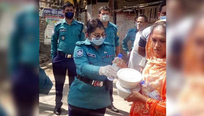 দুস্থদের হাতে দুপুরের খাবার তুলে দিল ডিএমপি