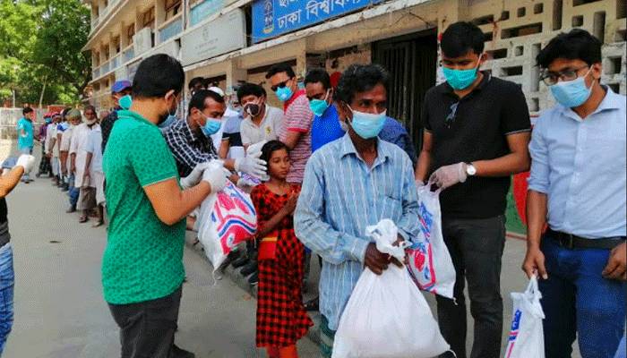 দ্বিতীয় দিনের মতো খাদ্যসামগ্রী বিতরণ করল ঢাবি ছাত্রদল