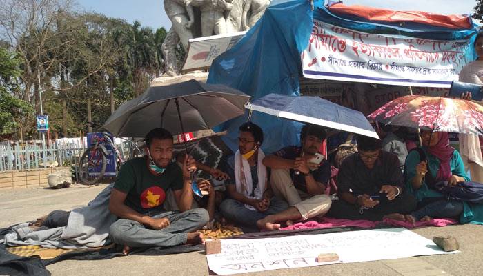 করোনা: ক্যাম্পাস বন্ধের দাবিতে অনশনে ঢাবির ৫ শিক্ষার্থী