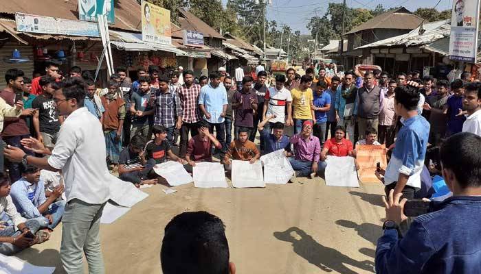 দুর্গাপুরে ৫ শিক্ষার্থী নিহতের পর ট্রাক-লরি বন্ধের দাবিতে বিক্ষোভ