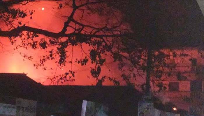 ফরিদপুরে জুতা ও চালের মার্কেটে আগুন