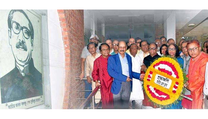 বঙ্গবন্ধুর জন্মদিনে সাংবাদিকদের শ্রদ্ধাঞ্জলি