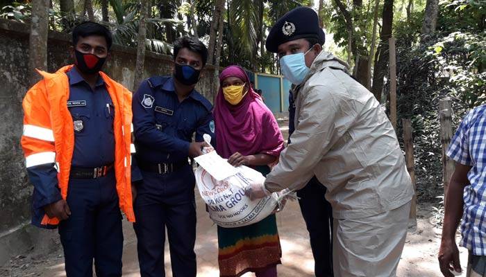 ১০০ পরিবারকে ত্রাণ দিলেন চাটখিল থানার ওসি