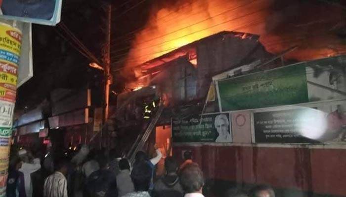 রংপুরে আগুনে পুড়ল পারটেক্সের গোডাউনসহ ৪ দোকান