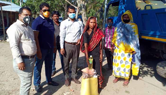 কোটালীপাড়ায় ভিক্ষুকদের মাঝে খাদ্যসামগ্রী বিতরণ
