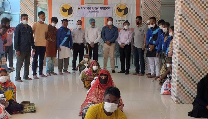 কিশোরগঞ্জে অসহায়দের মধ্যে নিত্যপণ্য বিতরণ