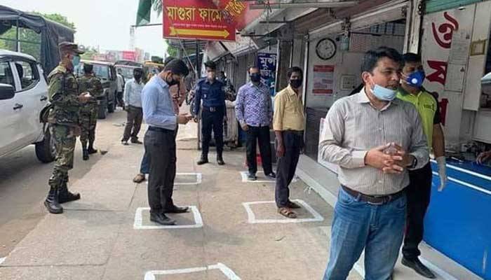 দোকানের সামনে ৩ ফুট দূরত্ব রাখতে মাগুরায় ব্যতিক্রমী উদ্যোগ