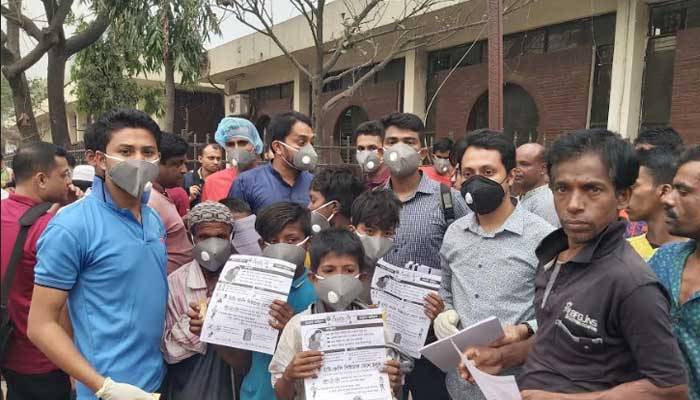 রাজধানীতে করোনা প্রতিরোধে মাস্ক ও সাবান বিতরণ ০৭০৯ গ্রুপের