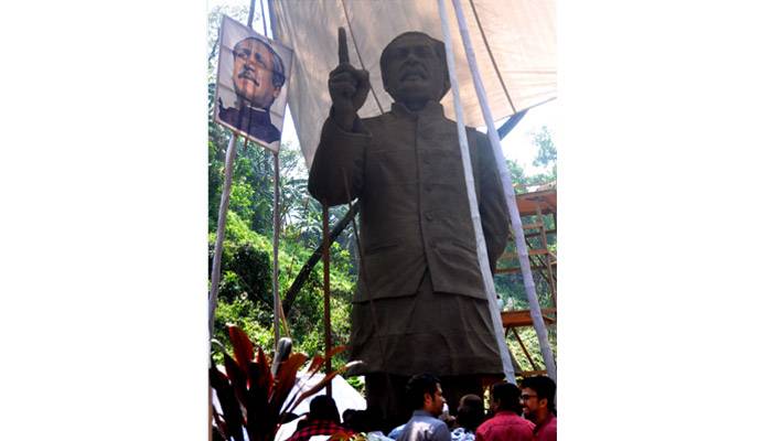 চট্টগ্রামে মাটির তৈরি বঙ্গবন্ধুর ভাস্কর্য উন্মোচন