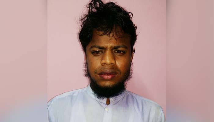 স্ত্রীর হাত ভেঙে ঘরে আটকে রেখে ওয়াজ করতে যান মাওলানা