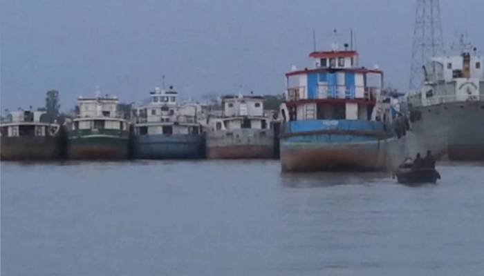 বাংলাদেশ-ভারত জলসীমায় আটকা শত শত লাইটার জাহাজ