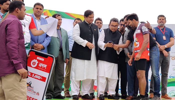 বিজয়ীদের পুরস্কারের টাকা ‘নগদে’ দিলেন অর্থমন্ত্রী