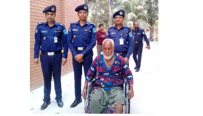 প্রতিবন্ধী আকুব্বর  শেখের পাশে দাঁড়ালেন পুলিশ সুপার