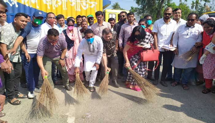 বঙ্গবন্ধুর জন্ম শতবার্ষিকী উপলক্ষে ফরিদপুরে পরিচ্ছন্নতা অভিযান শুরু