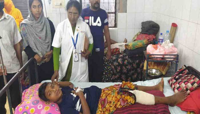 কুমিরের চোখে ঘুষি দিয়ে প্রাণ বাঁচাল কিশোর