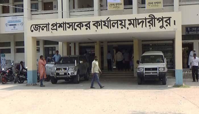 মাদারীপুরে হোম কোয়ারেন্টাইনে না থাকায় দুই প্রবাসীকে জরিমানা