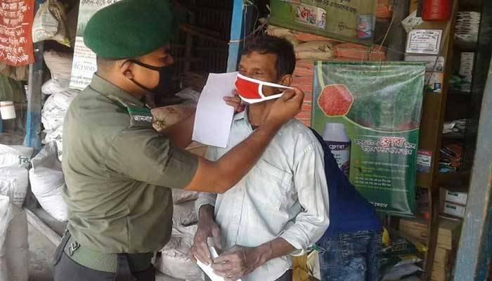 ফরিদপুরে কোয়ারেন্টাইন নিশ্চিত করতে বাড়িতে বাড়িতে আনসার-ভিডিপি