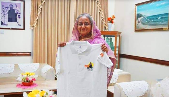 প্রধানমন্ত্রীর হাতে জয় বাংলা কনসার্টের টি-শার্ট, মগ ও পোস্টার