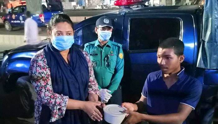 রাতেও রাস্তায় ঘুরে ঘুরে খাবার বিতরণ করছে পুলিশ