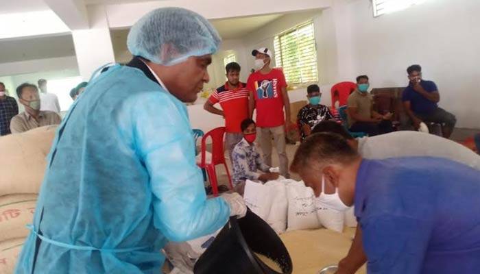 শ্রীপুর পৌর মেয়র নিজেই খাদ্য সামগ্রী নিয়ে হাজির হচ্ছেন বাড়ি বাড়ি