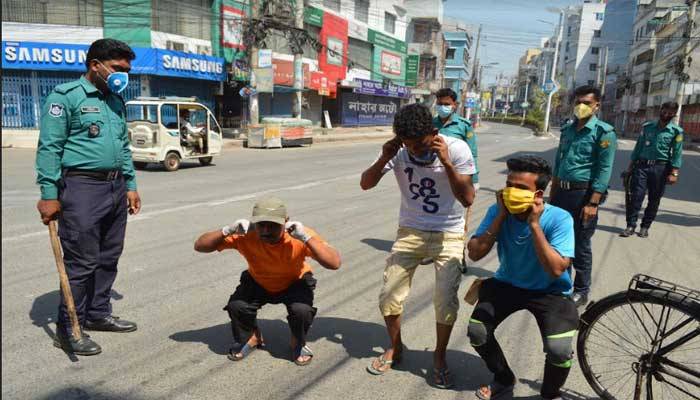 রাজশাহীতে রাস্তায় ঘুরে বেড়ানোয় কান ধরে উঠবস