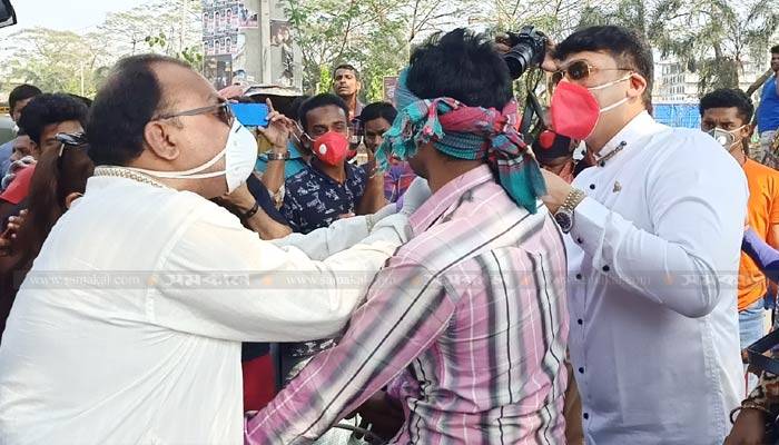 করোনা সচেতনতায় চলচ্চিত্রশিল্পীরা, বিতরণ করলেন ৯শ’ মাস্ক