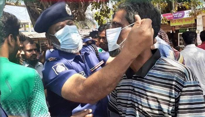 শ্যামনগরে পুলিশের পক্ষ থেকে মাস্ক বিতরণ