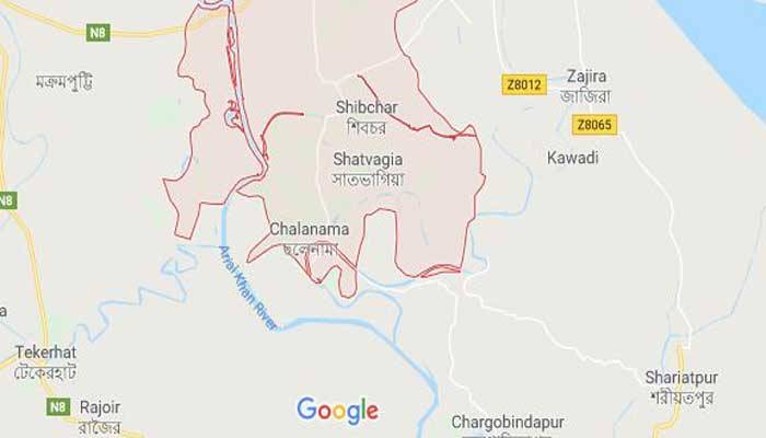 শিবচরের অবরুদ্ধ এলাকার আশপাশের মানুষও ঘরবন্দি