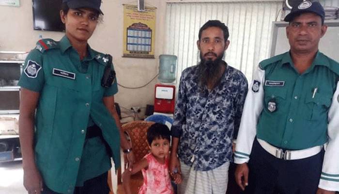 পথ হারানো শিশুটিকে স্বজনের কাছে ফিরিয়ে দিল পুলিশ