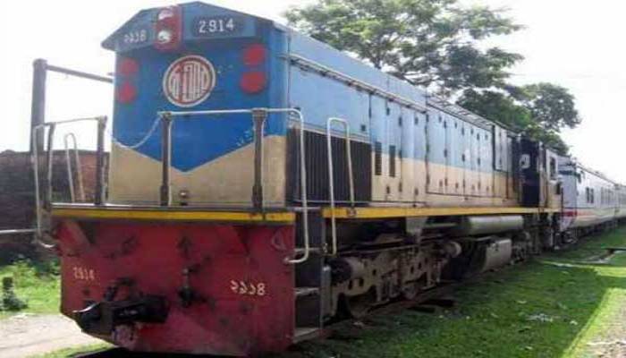 অবৈধ যাত্রী ধরতে গিয়ে ভুয়া টিটিই আটক
